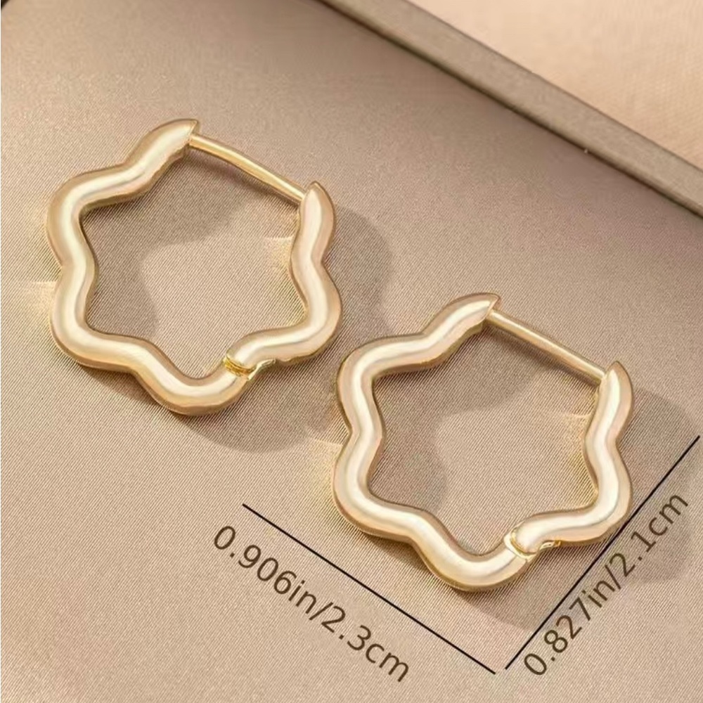 Gold huggie wavy earrings โจ - Picture 5 of 5
